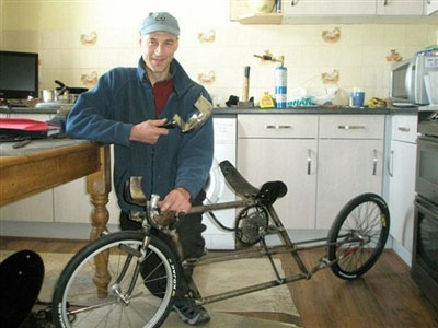 Tự chế xe đạp bằng chảo cũ để lập kỉ lục