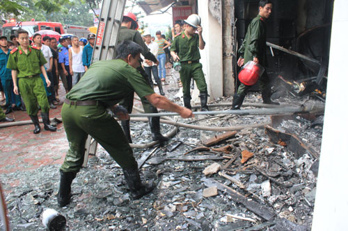 cháy cửa hàng quần áo trên phố chùa bộc 4