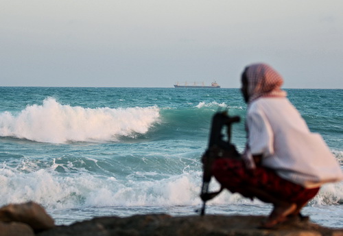 EU lần đầu tiên không kích cướp biển Somalia