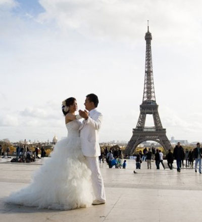 Chụp ảnh cưới trước tháp Eiffel (Pháp) - Ảnh: Trần Minh Hải
