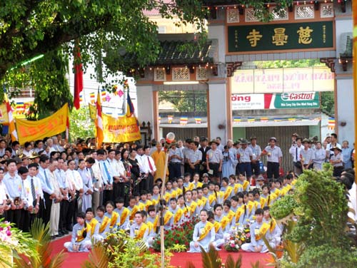 Hàng vạn phật tử Huế tham dự đại lễ Phật đản