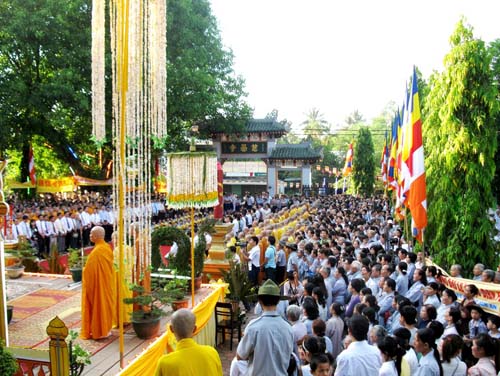 Hàng vạn phật tử Huế tham dự đại lễ Phật đản 1