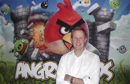 Giám đốc điều hành Rovio - Mikael Hed đứng trước một poster Angry Birds tại văn phòng công ty của ông - Ảnh: Reuters