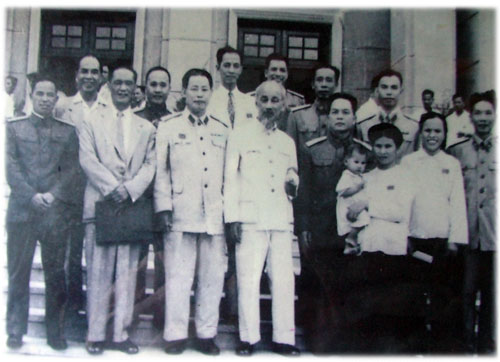 Ông Cao Hồng Lãnh (đứng giữa mang cà vạt, hàng sau) cùng các đại biểu Quốc hội năm 1960 - Ảnh: T.Đ.T chụp lại tại nhà lưu niệm