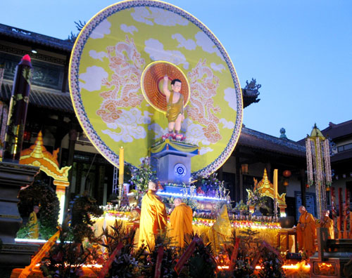 Sông Hương lung linh với đêm hội hoa đăng  1