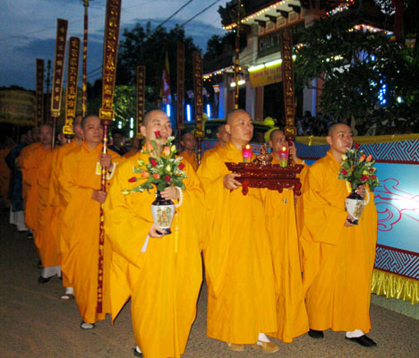 Sông Hương lung linh với đêm hội hoa đăng  2