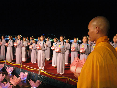 Sông Hương lung linh với đêm hội hoa đăng  3