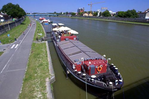 Thuyền chở du khách dọc sông Vistula ngắm cảnh Krakow - Ảnh: N.V. 