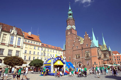 Với các sự kiện bóng đá, sắc áo của cổ động viên bóng đá thành phố Wrocław thường xuyên phủ màu xanh lá trên quảng trường chính Rynek bên cạnh tòa thị chính lộng lẫy kiểu Gothic - Ảnh: Nam Vinh 