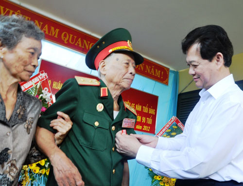 Thủ tướng trao Huân chương Độc lập hạng nhất cho trung tướng Nguyễn Văn Thạnh. 02-Thủ tướng chúc mừng trung tướng Thạnh