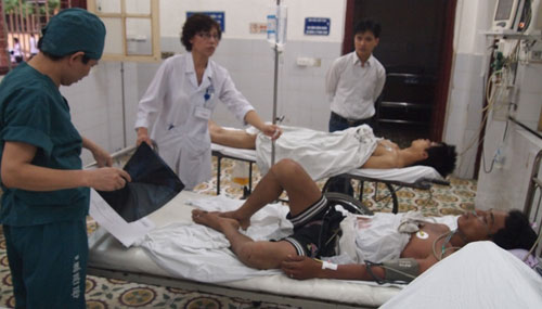 Các bác sĩ đang cấp cứu cho các nạn nhân bị thương tại bênh viện đa khoa Việt Tiệp - Ảnh P.H.S