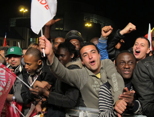 Tại quảng trường Bastille có rất đông người nhập cư đến chia vui với tân Tổng thống François Hollande