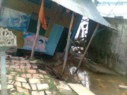 một căn nhà bị lún gần rơi xuống sông 