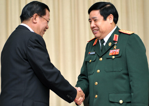 Bộ trưởng Quốc phòng Việt Nam, Đại tướng Phùng Quang Thanh gặp Thủ tướng Campuchia Hun Sen - Ảnh: AFP