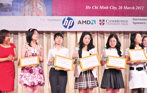 Nguyễn Hữu Gia Bảo (thứ 2 từ trái vào) và Trần Thị Ngọc Hạnh (thứ 5 từ trái vào) thuộc Top 10 đều là học viên của VATC  - Ảnh: P.D