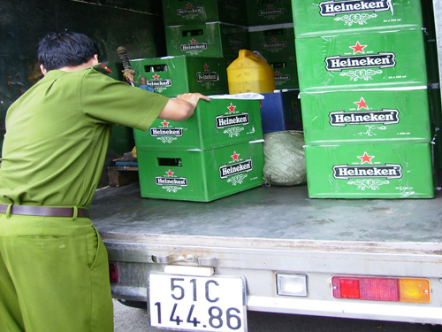 Phát hiện cơ sở sản xuất bia Heineken giả