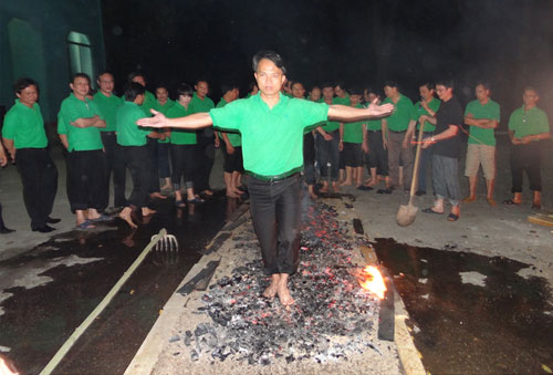 Mai Linh cho cán bộ học đi trên lửa