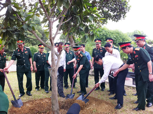 Chủ tịch nước trồng cây lưu niệm tại Bộ Tư lệnh Quân khu 1 sáng 20.5.2012