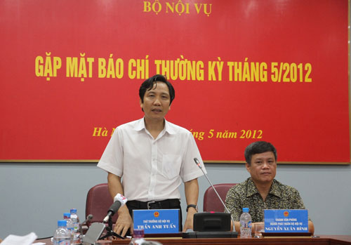Thứ trưởng Bộ Nội vụ Trần Anh Tuấn trả lời tại cuộc họp báo sáng 31.5