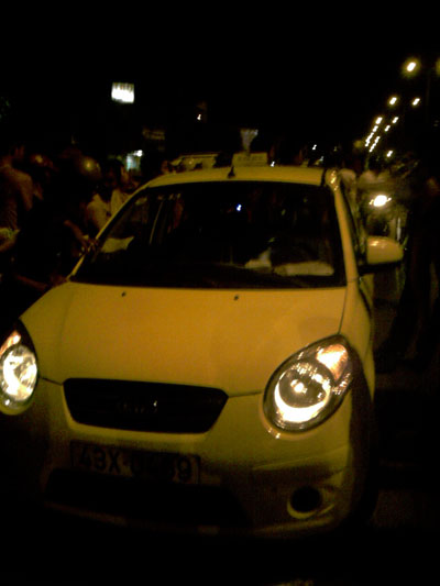 Tài xế taxi bị khách Trung Quốc đá bay khỏi xe 1
