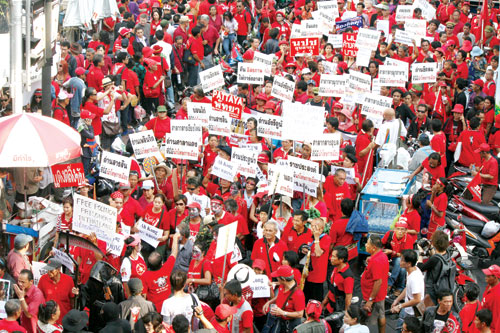 Áo đỏ rầm rộ biểu tình ở Bangkok