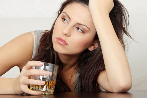 Phụ nữ uống rượu tăng nguy cơ ung thư vú