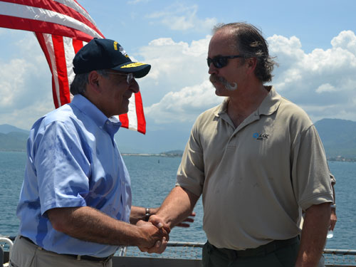 Bộ trưởng Quốc phòng Mỹ Leon Panetta thăm vịnh Cam Ranh - 12