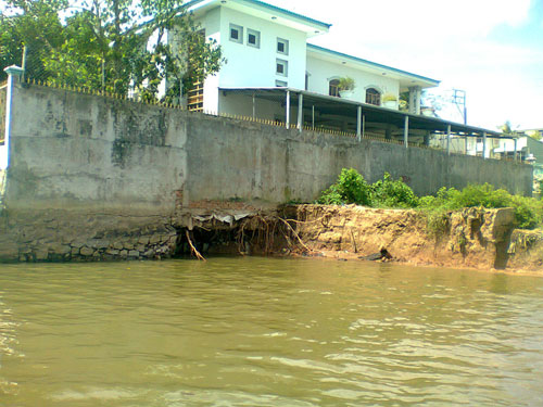 Sạt lở bờ sông ở An Giang - Lắp các hố xoáy đe dọa sạt lở - 4