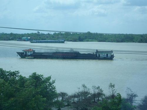 Xác định nghi phạm xả bụi than trên sông Sài Gòn - 1
