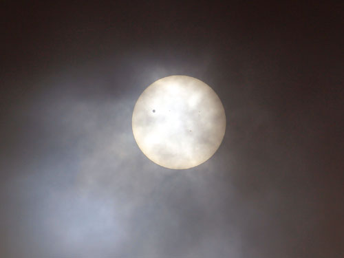 Sao Kim và mặt trời chìm trong dải mây ngũ sắc ở Hà Nội - 2