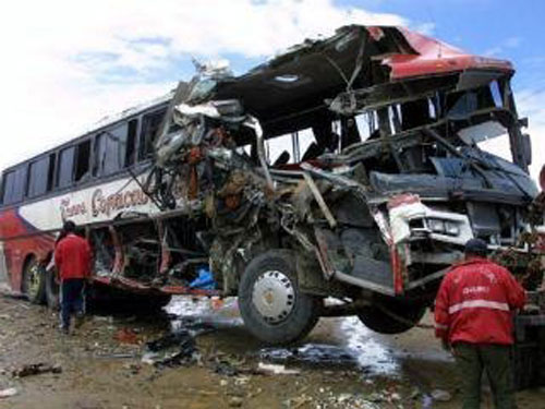 Xe buýt rơi xuống rãnh ở Bolivia, 16 học sinh chết - nd