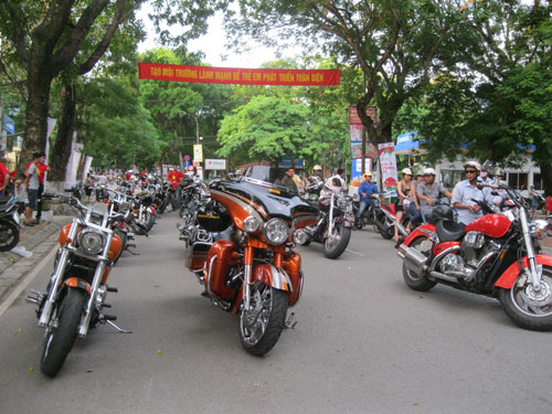 Dàn xe mô tô "khủng long" diễu hành tại carnaval Hải Phòng - 1