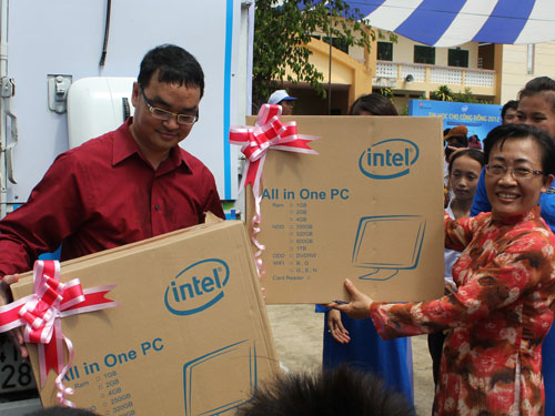 Khởi động chương trình Tin học cho cộng đồng 2012 - Trao tặng máy tính cho trường THCS Khánh Vĩnh