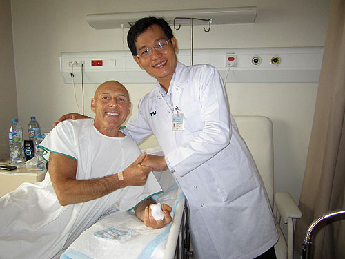 Đến Việt Nam chữa bệnh - Một bệnh nhân nước ngoài bày tỏ niềm vui khi đến TPHCM điều trị bệnh thành công - nd