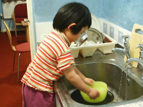 Tập cho trẻ làm việc nhà từ nhỏ sẽ giúp trẻ có thêm nhiều kỹ năng cần thiết cho tương lai - nd