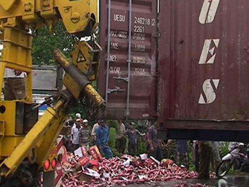 Container gây tai nạn liên hoàn, 1 người chết - 2