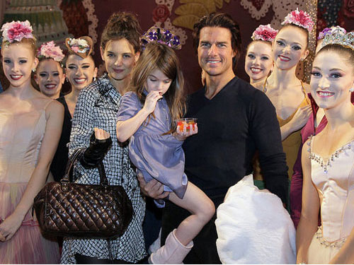 Tom Cruise và Katie Holmes đưa Suri đi xem vở nhạc kịch Nutcracker tại New York (Mỹ)  vào năm 2010