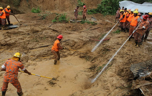 Mưa lớn, lở đất giết chết 89 người tại Bangladesh 1