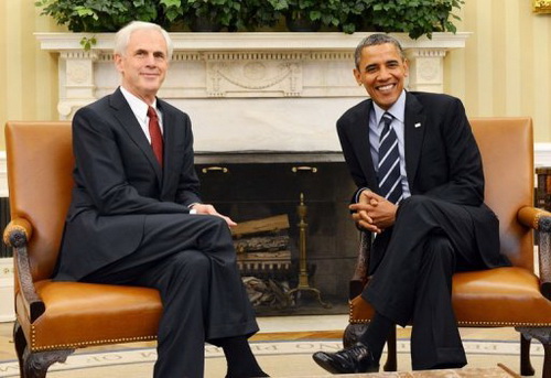 Tổng thống Mỹ Barack Obama (phải) tiếp bộ trưởng thương mại John Bryson 
