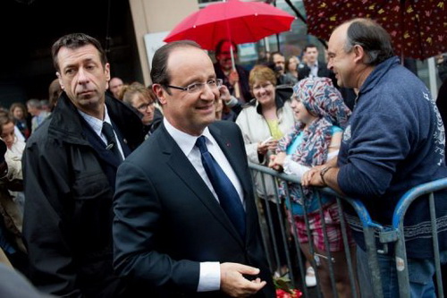 Tổng thống Pháp Francois Hollande mỉm cười sau khi rời phòng bỏ phiếu tại Tulle