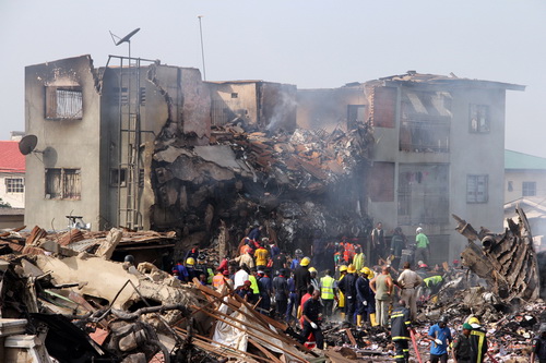 Hiện trường vụ rơi máy bay tại Nigeria