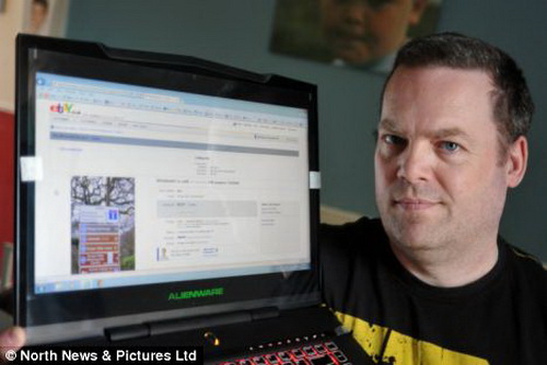 Andy Martin, 45 tuổi, người Anh, đang trưng mẩu quảng cáo tự bán mình trên eBay với giá hơn 31.000 USD 