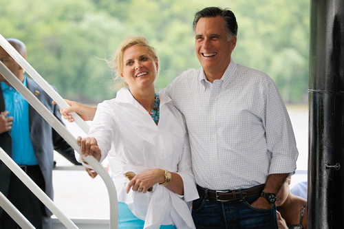 Ứng cử viên đảng Cộng hòa Mitt Romney và vợ, bà Ann