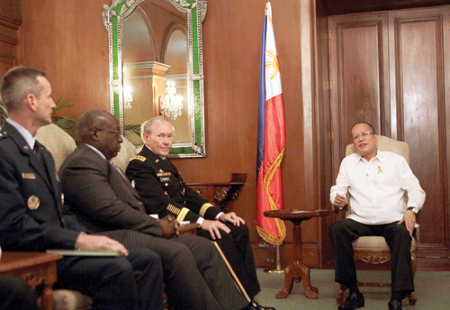 Tổng thống Aquino (phải) tiếp Tổng tham mưu trưởng Dempsey (thứ 3 từ trái qua) tại Manila ngày 4.6 