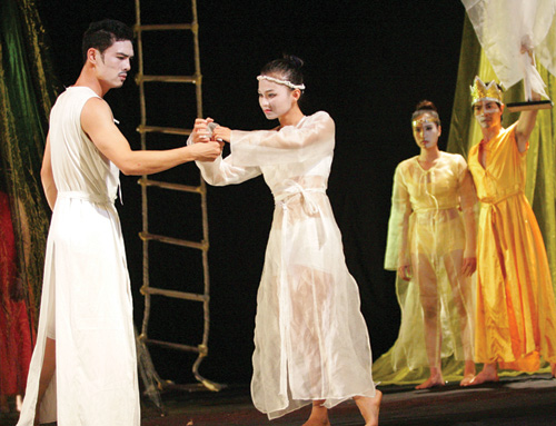 Cảnh trong vở Hamlet - một dự án của Nhà hát Tuổi Trẻ do NSND Lan Hương đạo diễn - Ảnh: Trinh Nguyễn 
