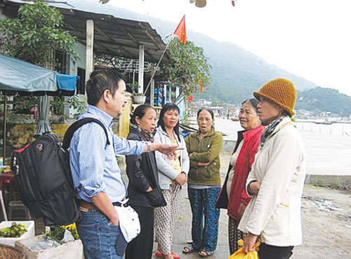 Nhà báo Nguyễn Thế Thịnh trò chuyện với bà con ở đảo Cù Lao Chàm - Ảnh: C.P
