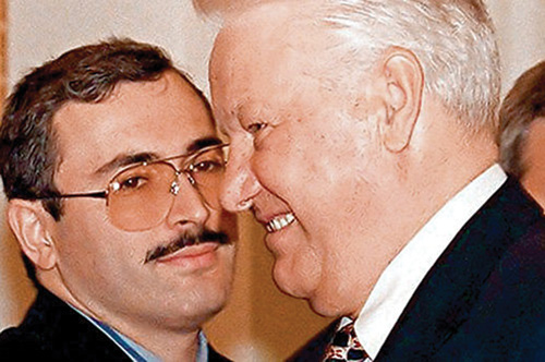 Tỉ phú Mikhail Khodorkovsky (trái) từng thân cận với ông Boris Yeltsin - Ảnh: Eg.ru