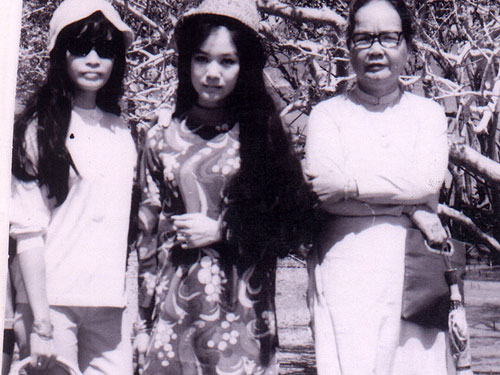 NSƯT Mỹ Châu (giữa) cùng chị và mẹ năm 1967 (Ảnh do nhân vật cung cấp)