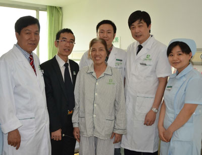 Bà Chanh cùng đội ngũ chuyên gia và phiên dịch sau thời gian điều trị tại Quảng Châu - Ảnh do Asiancancer.com.vn cung cấp