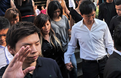 Ông Kong Hee (áo trắng bên phải) ra tòa cùng vợ - Ảnh: AFP
